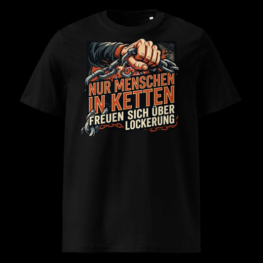 Herren Bio-Baumwolle T-Shirt in Schwarz mit Statement-Print "Nur Menschen in Ketten freuen sich über Lockerung" – männlicher Model trägt das Shirt in urbaner Stadtkulisse bei strahlendem Sonnenschein und blauem Himmel – GOTS-zertifiziert, nachhaltige Streetwear von TextilRebell