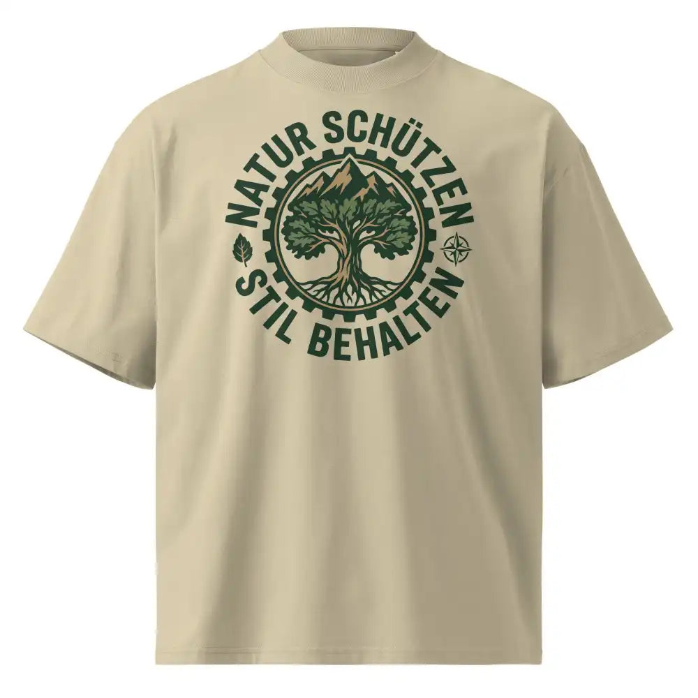Herrenmodel in Steinfarbenem Oversized-T-Shirt mit „Natur schützen, Stil behalten“-Motiv, 100 % Bio-Baumwolle, 200 g/m², Bio-Baumwollanteil GOTS-verifiziert.