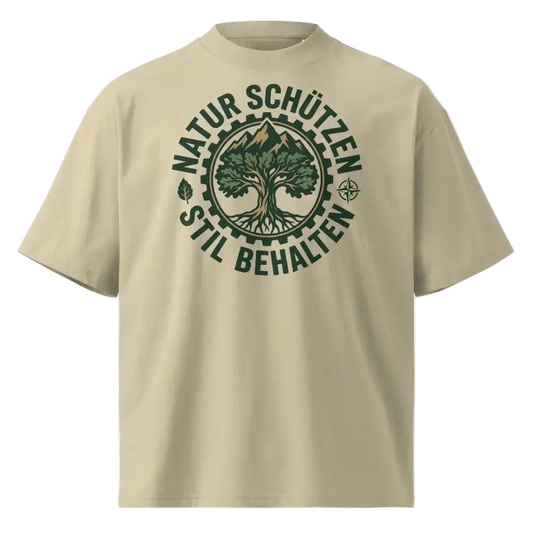 Herrenmodel in Steinfarbenem Oversized-T-Shirt mit „Natur schützen, Stil behalten“-Motiv, 100 % Bio-Baumwolle, 200 g/m², Bio-Baumwollanteil GOTS-verifiziert.