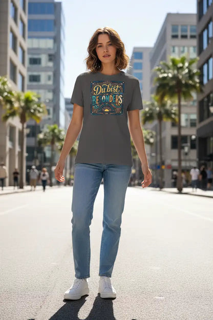 „Damen-Model trägt das anthrazitfarbene Bio-T-Shirt ‚Besonders‘ von TextilRebell aus 100 % Bio-Baumwolle mit 155 g/m² frontal im urbanen Umfeld.“