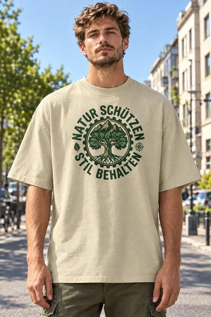 Herrenmodel in Steinfarbenem Oversized-T-Shirt mit „Natur schützen, Stil behalten“-Motiv, 100 % Bio-Baumwolle, 200 g/m², Bio-Baumwollanteil GOTS-verifiziert.