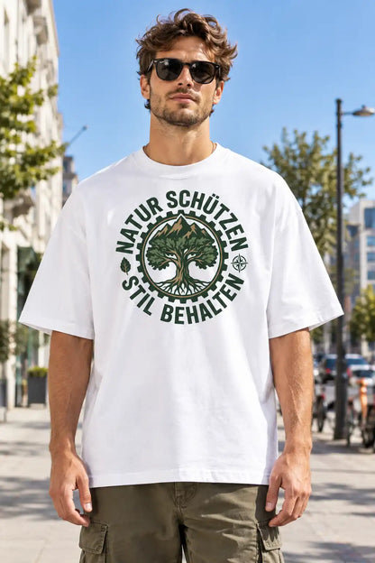  Herrenmodel in weißem Oversized-T-Shirt mit „Natur schützen, Stil behalten“-Motiv, 100 % Bio-Baumwolle, 200 g/m², Bio-Baumwollanteil GOTS-verifiziert.