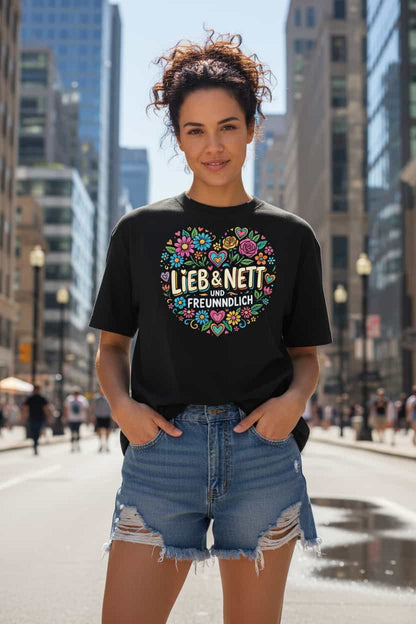  „Damen Bio T-Shirt Lieb in Weiß – Model trägt nachhaltiges Streetwear-Shirt".