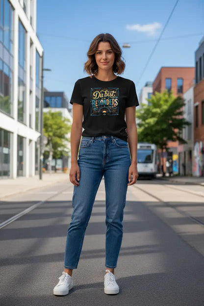 „Damen-Model trägt das schwarze Bio-T-Shirt ‚Besonders‘ von TextilRebell aus 100 % Bio-Baumwolle mit 155 g/m² frontal bei sonnigem Wetter.“