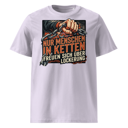 Herren Bio-Baumwolle T-Shirt in Lavendel mit Statement-Print "Nur Menschen in Ketten freuen sich über Lockerung" – männlicher Model trägt das Shirt in urbaner Stadtkulisse bei strahlendem Sonnenschein und blauem Himmel – GOTS-zertifiziert, nachhaltige Streetwear von TextilRebell