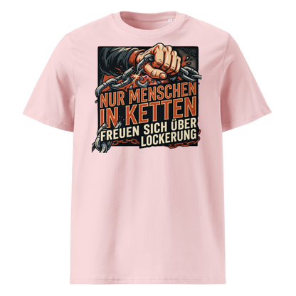 Herren Bio-Baumwolle T-Shirt in Cotton Pink mit Statement-Print "Nur Menschen in Ketten freuen sich über Lockerung" – männlicher Model trägt das Shirt in urbaner Stadtkulisse bei strahlendem Sonnenschein und blauem Himmel – GOTS-zertifiziert, nachhaltige Streetwear von TextilRebell