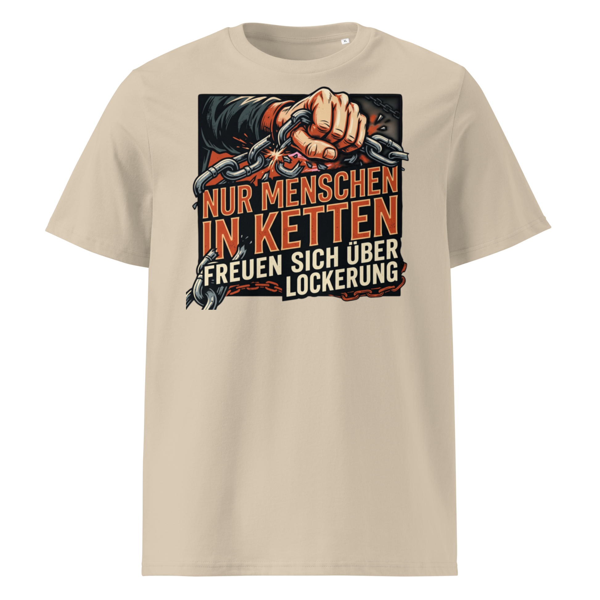 Herren Bio-Baumwolle T-Shirt in Desert Dust mit Statement-Print "Nur Menschen in Ketten freuen sich über Lockerung" – männlicher Model trägt das Shirt in urbaner Stadtkulisse bei strahlendem Sonnenschein und blauem Himmel – GOTS-zertifiziert, nachhaltige Streetwear von TextilRebell