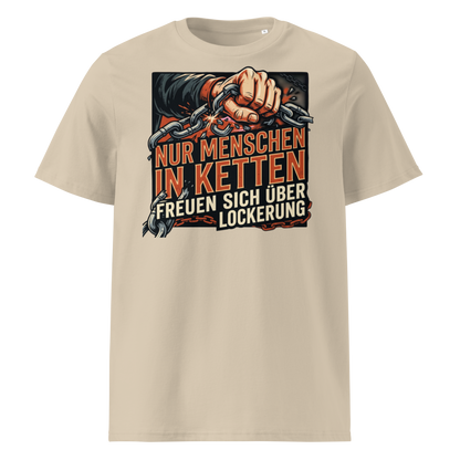 Herren Bio-Baumwolle T-Shirt in Desert Dust mit Statement-Print "Nur Menschen in Ketten freuen sich über Lockerung" – männlicher Model trägt das Shirt in urbaner Stadtkulisse bei strahlendem Sonnenschein und blauem Himmel – GOTS-zertifiziert, nachhaltige Streetwear von TextilRebell