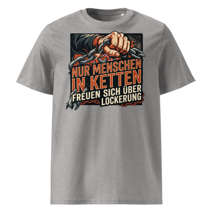 Herren Bio-Baumwolle T-Shirt in Heather Grau mit Statement-Print "Nur Menschen in Ketten freuen sich über Lockerung" – männlicher Model trägt das Shirt in urbaner Stadtkulisse bei strahlendem Sonnenschein und blauem Himmel – GOTS-zertifiziert, nachhaltige Streetwear von TextilRebell