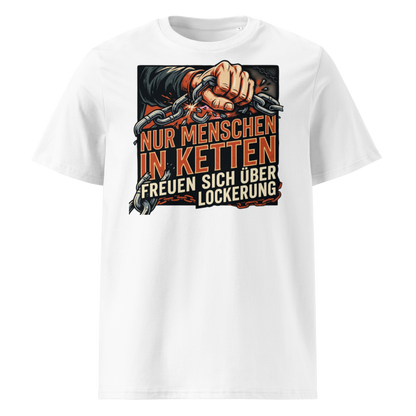 Weiß  "Nur Menschen in Ketten freuen sich über Lockerung" – männlicher Model trägt das Shirt in urbaner Stadtkulisse bei strahlendem Sonnenschein und blauem Himmel – GOTS-zertifiziert, nachhaltige Streetwear von TextilRebell