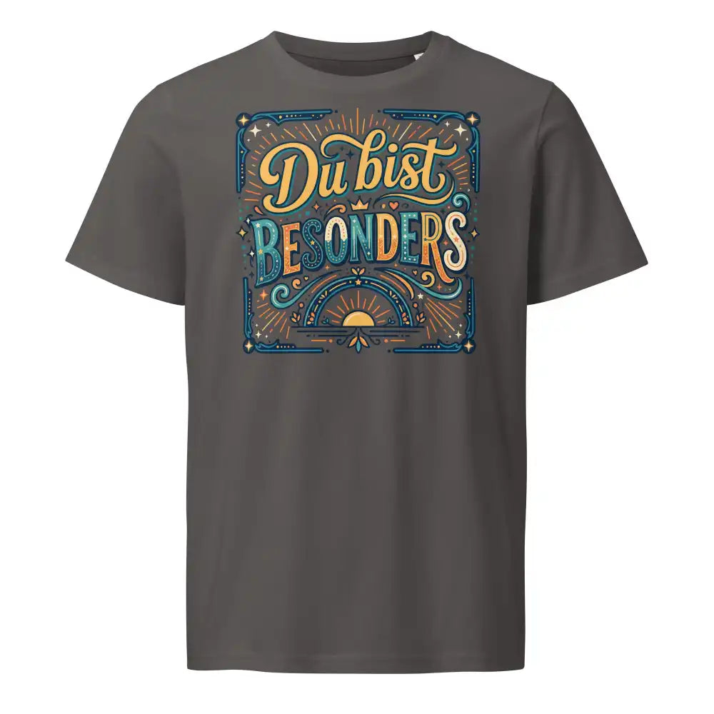 „Damen-Model trägt das anthrazitfarbene Bio-T-Shirt ‚Besonders‘ von TextilRebell aus 100 % Bio-Baumwolle mit 155 g/m² frontal im urbanen Umfeld.“