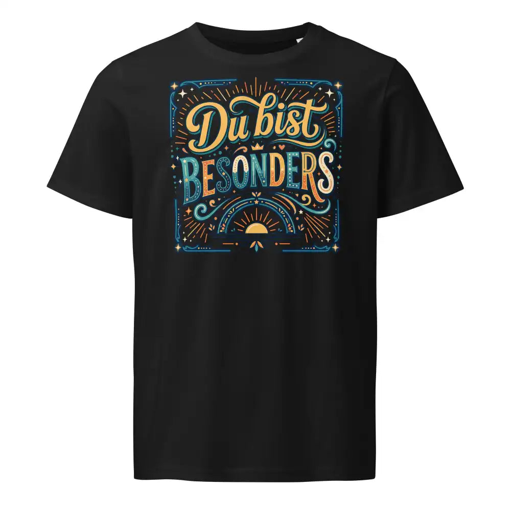 „Damen-Model trägt das schwarze Bio-T-Shirt ‚Besonders‘ von TextilRebell aus 100 % Bio-Baumwolle mit 155 g/m² frontal bei sonnigem Wetter.“