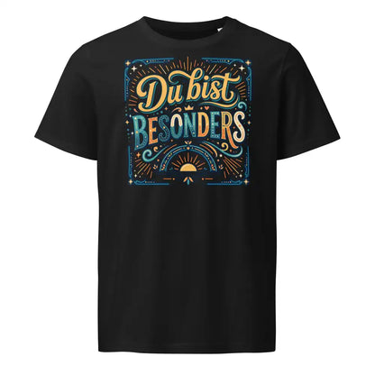 „Damen-Model trägt das schwarze Bio-T-Shirt ‚Besonders‘ von TextilRebell aus 100 % Bio-Baumwolle mit 155 g/m² frontal bei sonnigem Wetter.“