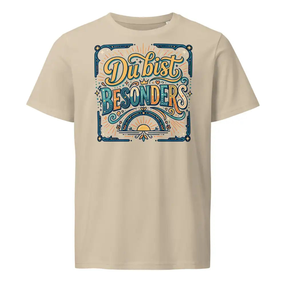 „Damen-Model trägt das Desert-Dust-Bio-T-Shirt ‚Besonders‘ von TextilRebell aus 100 % Bio-Baumwolle mit 155 g/m² in einer sonnigen Stadtkulisse.“