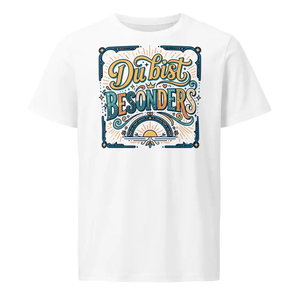 „Damen-Model trägt das weiße Bio-T-Shirt ‚Besonders‘ von TextilRebell aus 100 % Bio-Baumwolle mit 155 g/m² frontal in einer sonnigen Stadtkulisse.“