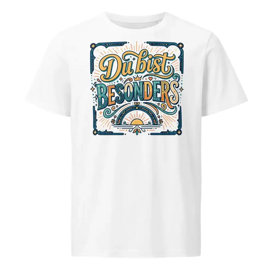 „Damen-Model trägt das weiße Bio-T-Shirt ‚Besonders‘ von TextilRebell aus 100 % Bio-Baumwolle mit 155 g/m² frontal in einer sonnigen Stadtkulisse.“