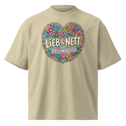  „Damen Bio T-Shirt Lieb in Weiß – Model trägt nachhaltiges Streetwear-Shirt".