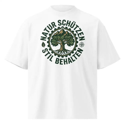  Herrenmodel in weißem Oversized-T-Shirt mit „Natur schützen, Stil behalten“-Motiv, 100 % Bio-Baumwolle, 200 g/m², Bio-Baumwollanteil GOTS-verifiziert.