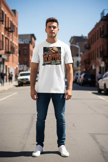 Herren Bio-Baumwolle T-Shirt in Weiß  "Nur Menschen in Ketten freuen sich über Lockerung" – männlicher Model trägt das Shirt in urbaner Stadtkulisse bei strahlendem Sonnenschein und blauem Himmel – GOTS-zertifiziert, nachhaltige Streetwear von TextilRebell